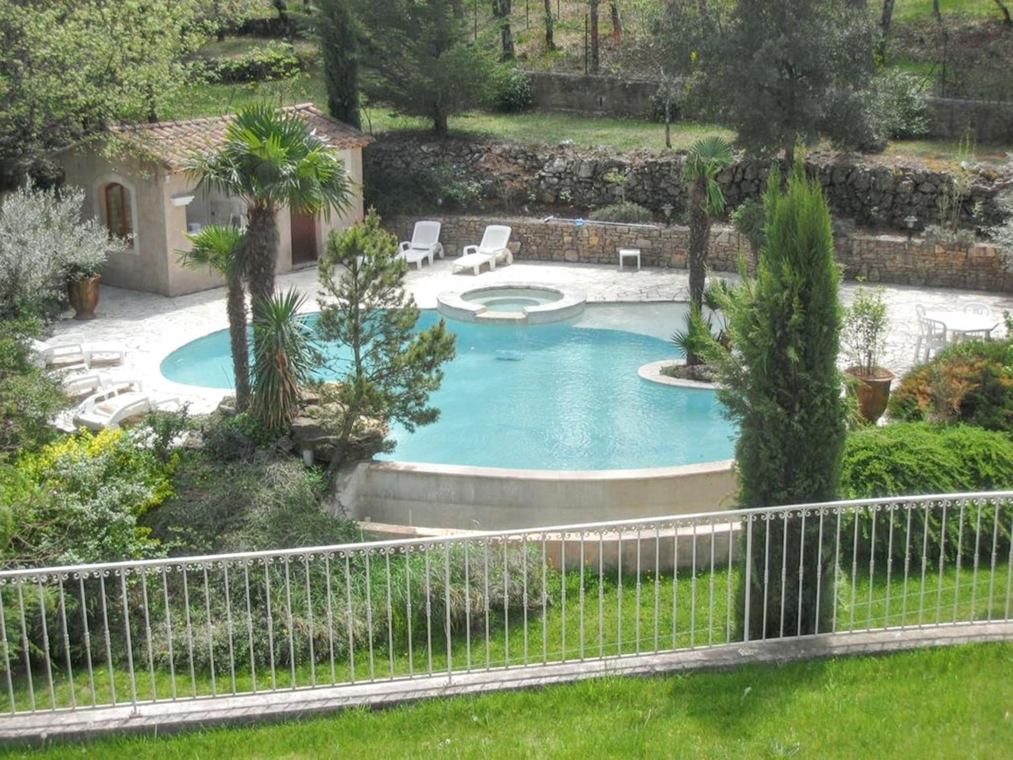 Villa Spacieuse Avec Piscine A Saint Maximin ภายนอก รูปภาพ