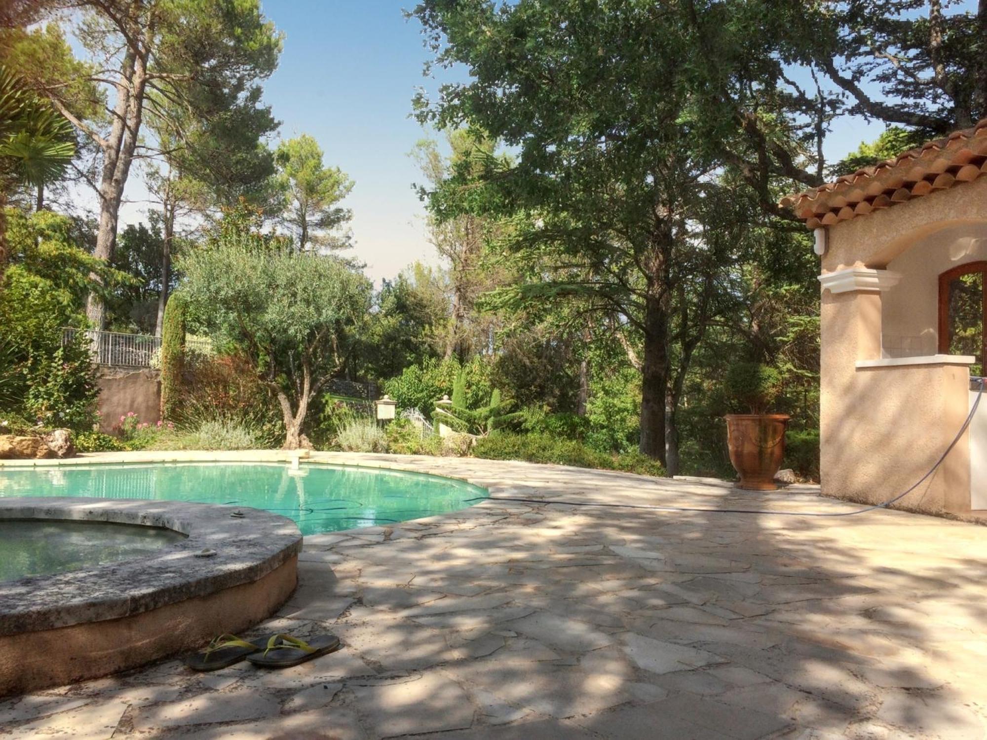 Villa Spacieuse Avec Piscine A Saint Maximin ภายนอก รูปภาพ
