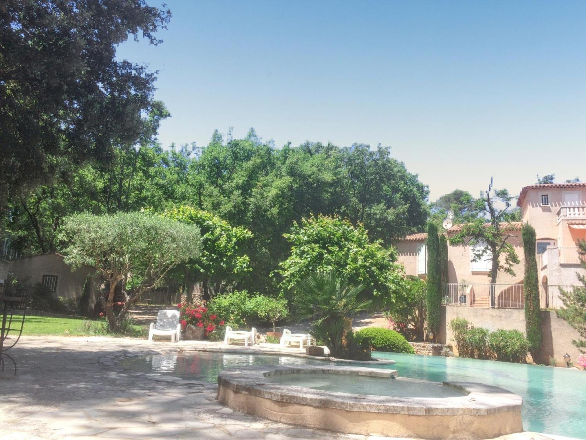 Villa Spacieuse Avec Piscine A Saint Maximin ภายนอก รูปภาพ