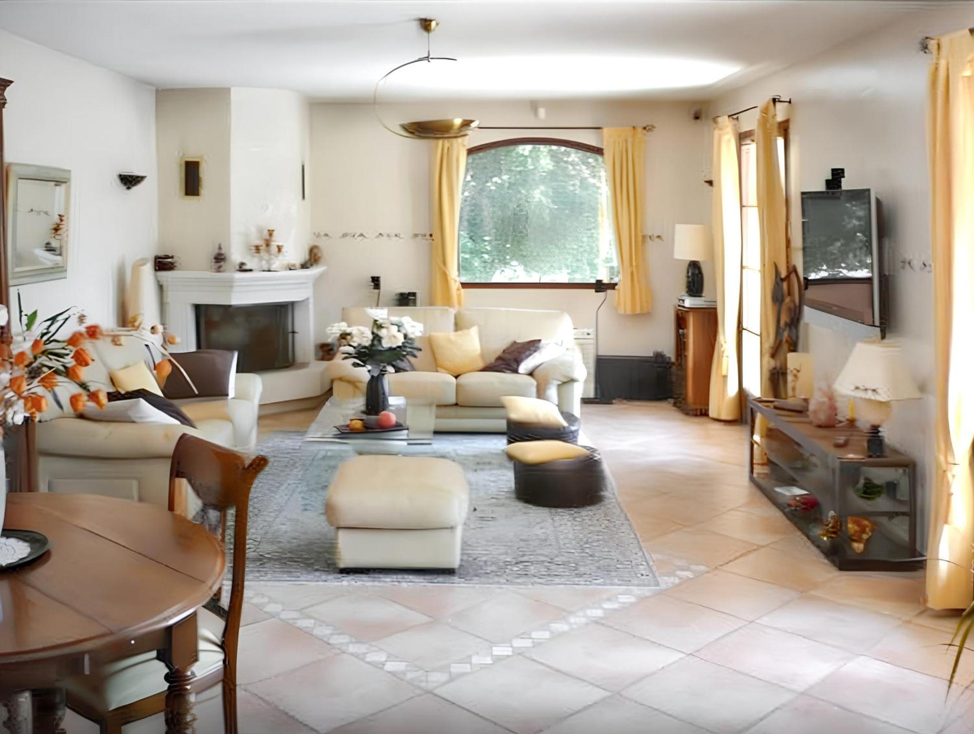 Villa Spacieuse Avec Piscine A Saint Maximin ภายนอก รูปภาพ