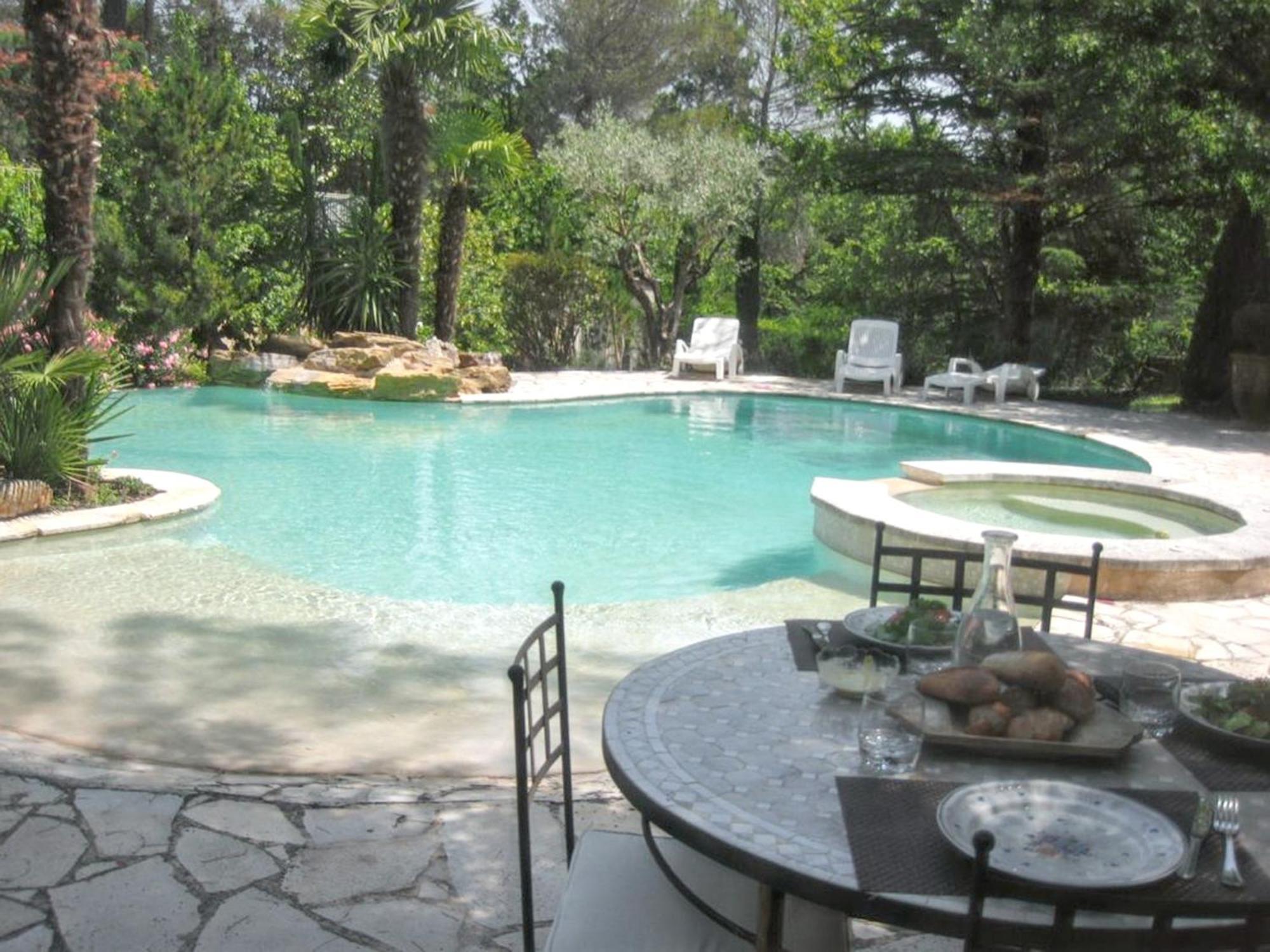 Villa Spacieuse Avec Piscine A Saint Maximin ภายนอก รูปภาพ