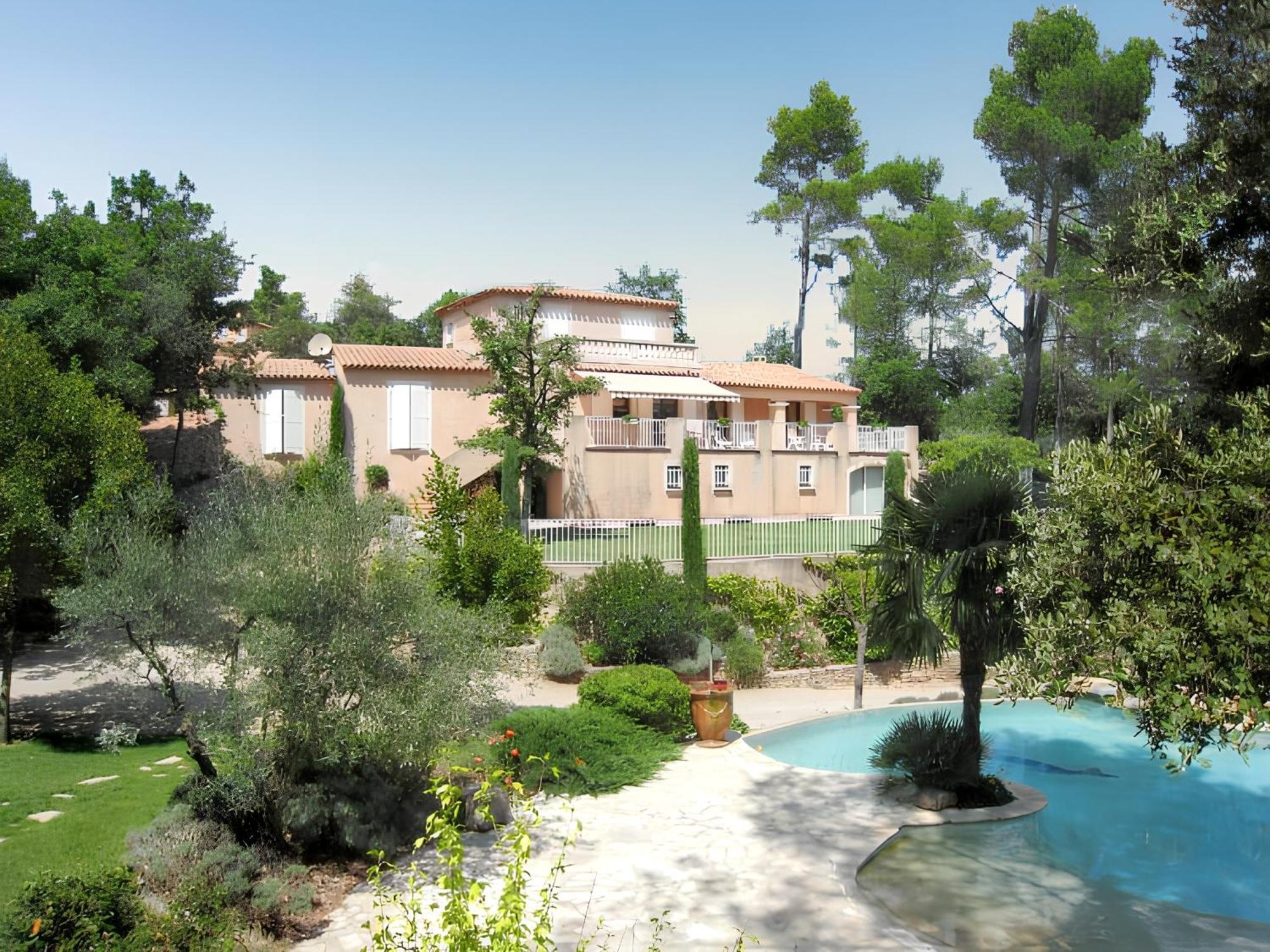 Villa Spacieuse Avec Piscine A Saint Maximin ภายนอก รูปภาพ